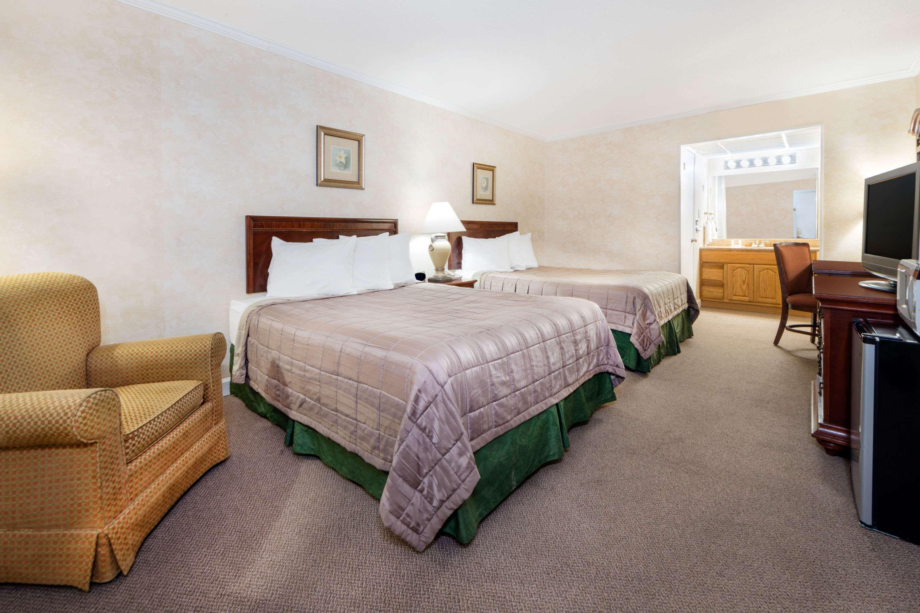 Howard Johnson By Wyndham Burlington Exterior photo
