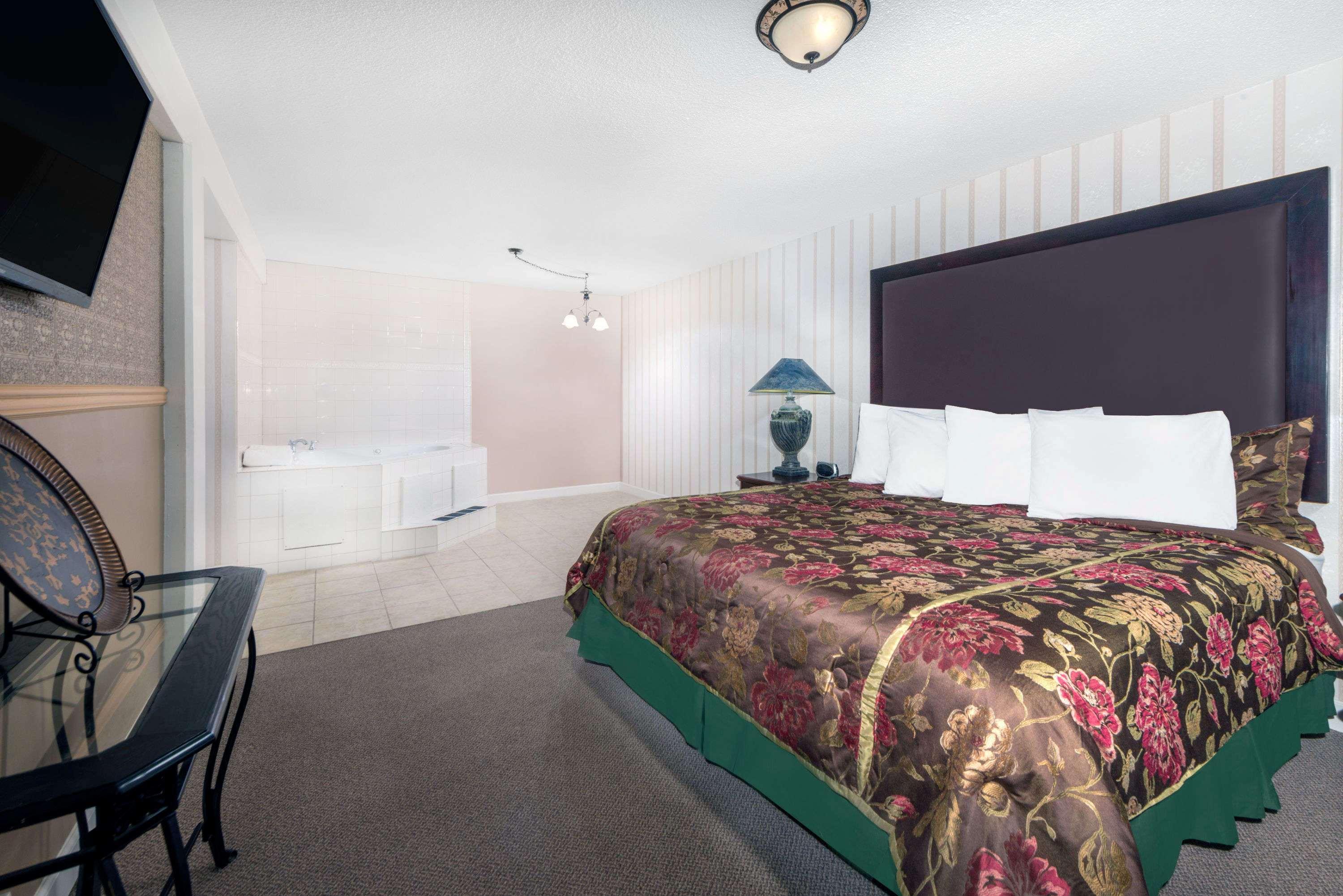 Howard Johnson By Wyndham Burlington Exterior photo