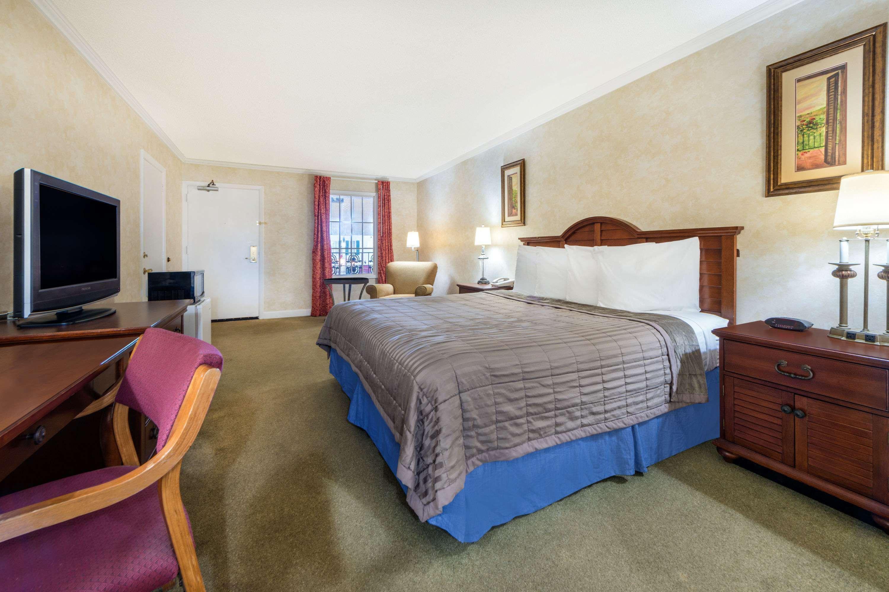 Howard Johnson By Wyndham Burlington Exterior photo