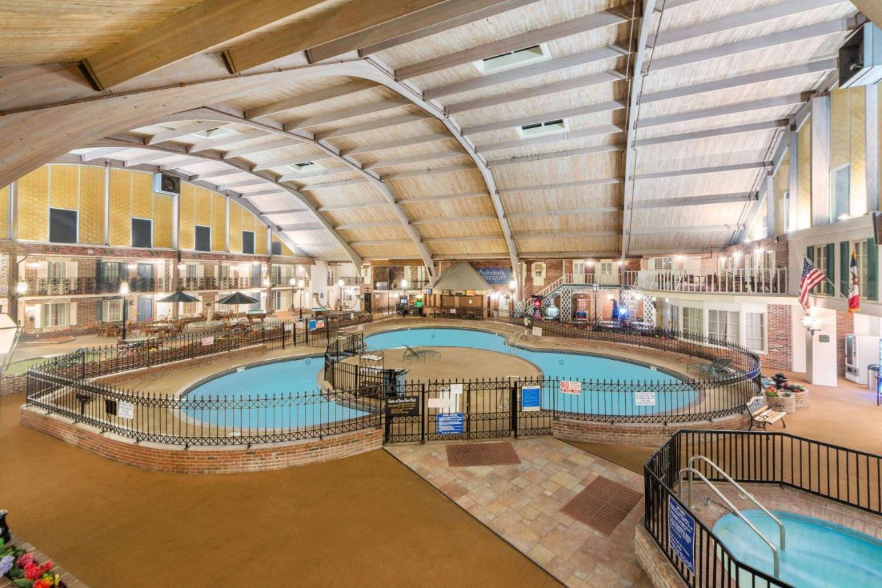 Howard Johnson By Wyndham Burlington Exterior photo